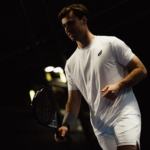 Atleet draagt het Performance Shirt White, vastgelegd in actie op de baan, waarmee hij zijn comfort, ontwerp en prestaties tijdens een padelwedstrijd laat zien.